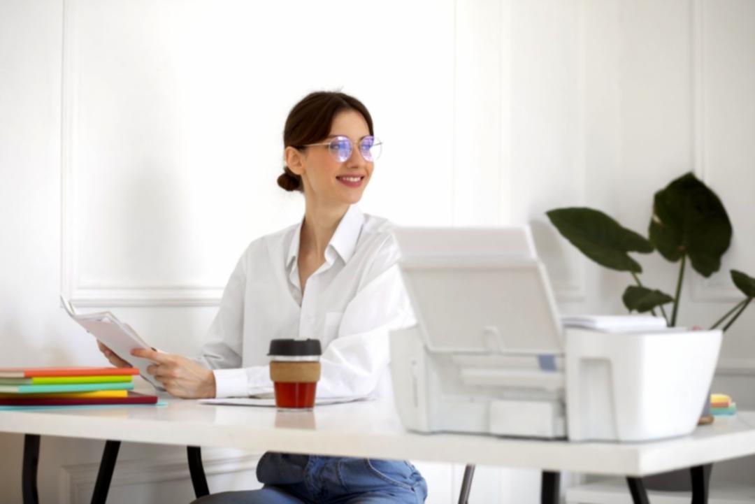 Студенти працюють над дизайнерськими проєктами на ноутбуках