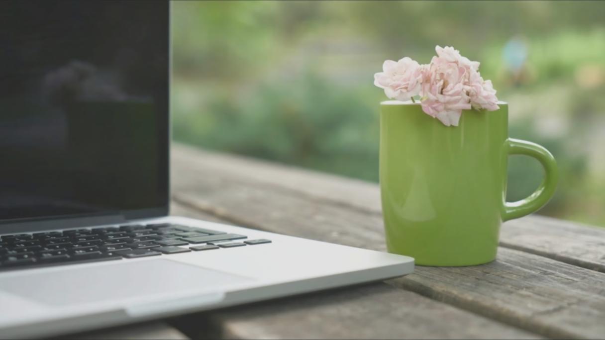 Робочий простір дизайнера з ноутбуком та планшетом